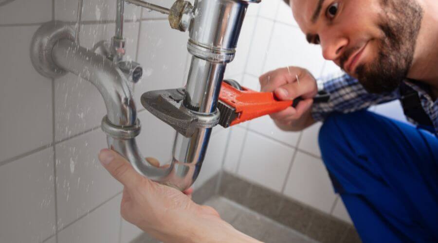 Toilet leak repair in McKinnon, WY
